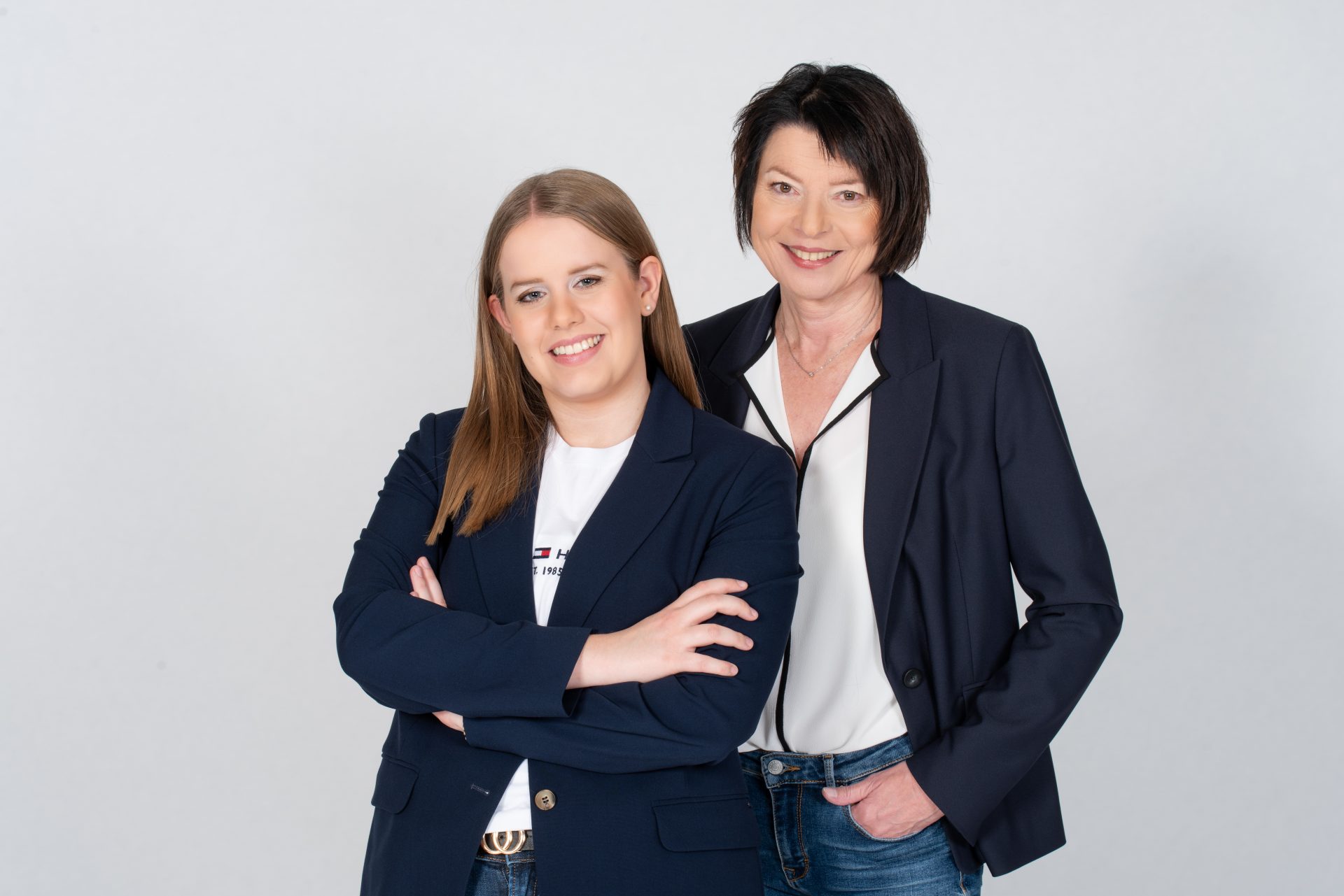 Zwei Frauen vor weißem Hintergrund